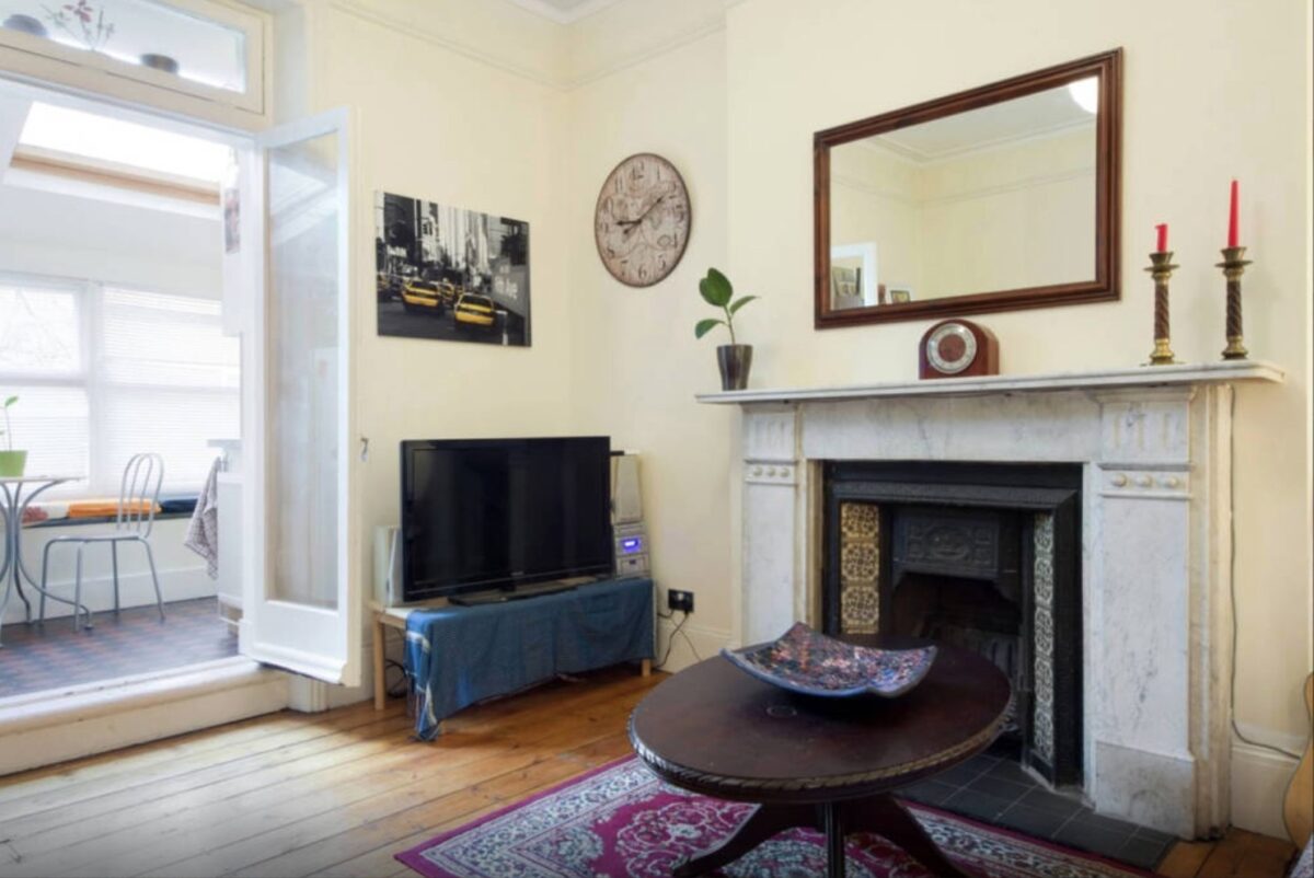 Bright and spacious 2 double bedrooms first floor flat available to rent in west Kensington W14