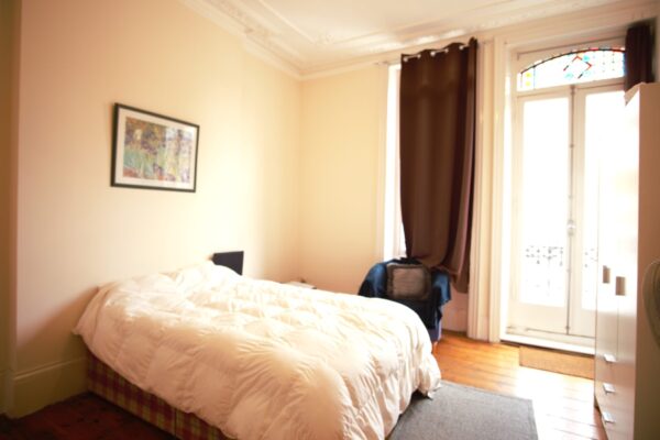 Bright and spacious 2 double bedrooms first floor flat available to rent in west Kensington W14